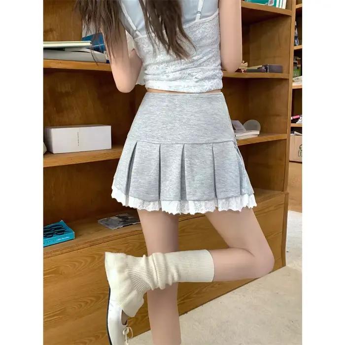 Mini-jupe plissée avec bordure en dentelle