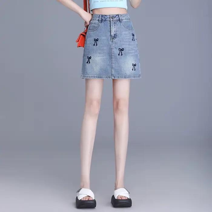 Mini jupe courte en jean brodée