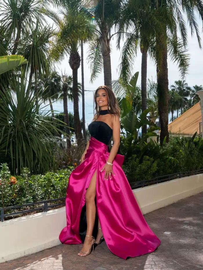Jupe longue rose vif en satin à taille haute avec détail nœud et fente avant