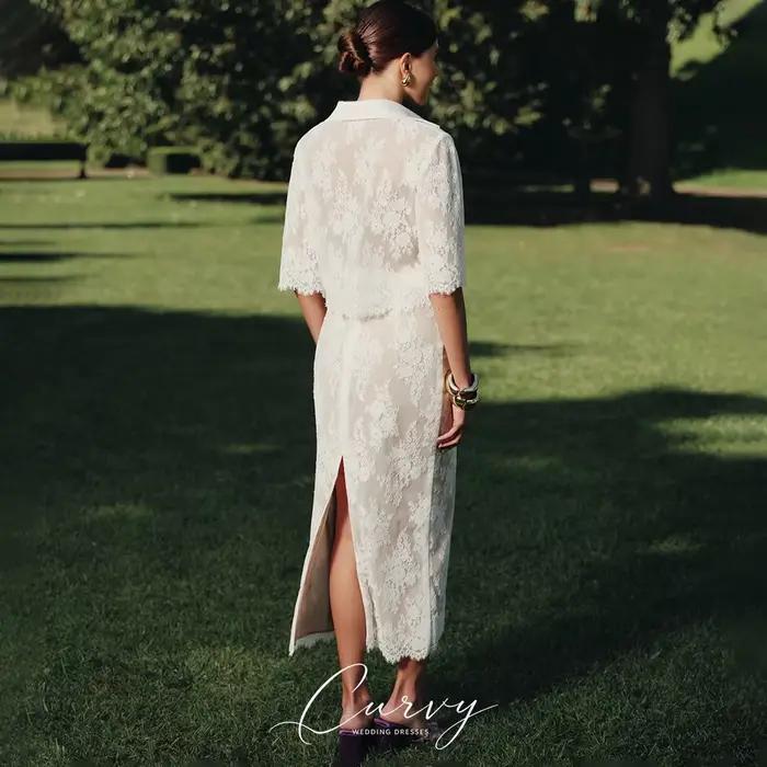Ensemble de mariée moderne et élégant pour femmes aux courbes généreuses, avec robe mi-longue en dentelle florale à manches courtes et fente haute, pour mariage civil et fête 2026