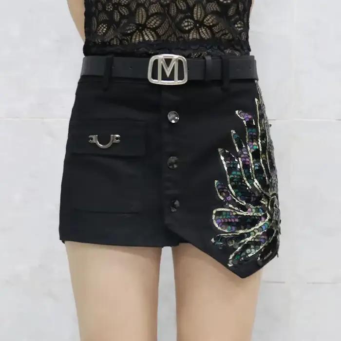 Jupe Courte en Jean à Paillettes Tendance Femme Printemps/Été 2026 Nouvelle Collection Coréenne Taille Haute Slim Irrégulière Sexy Hot Pants Blanc Noir Décontractée
