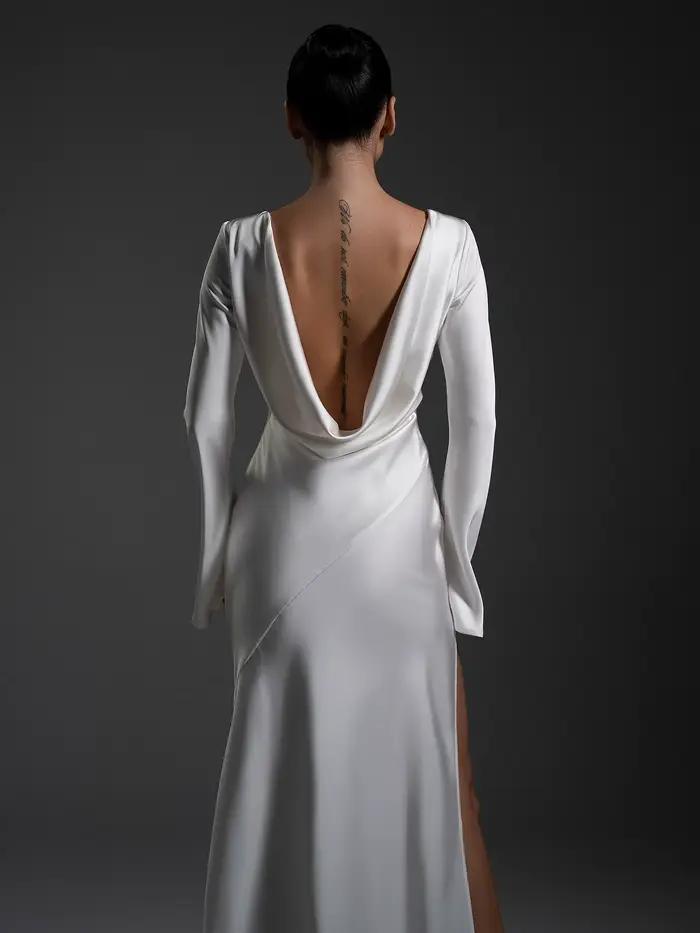 Robe de bal élégante en satin blanc avec fente haute