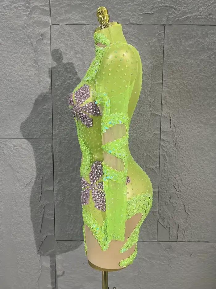 Mini-jupe verte décorée de paillettes