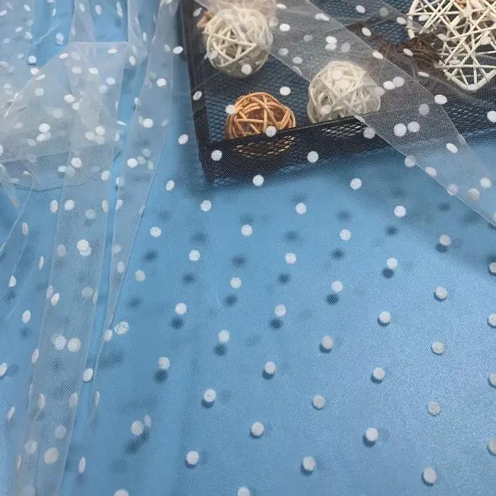 Tissu en tulle floqué à pois