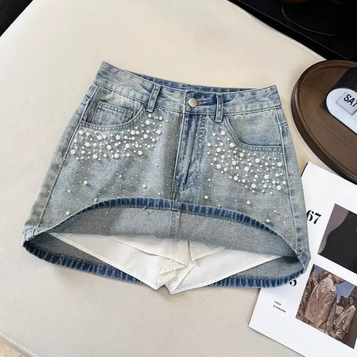 Mini-jupe en jean ornée de perles et strass pour femme