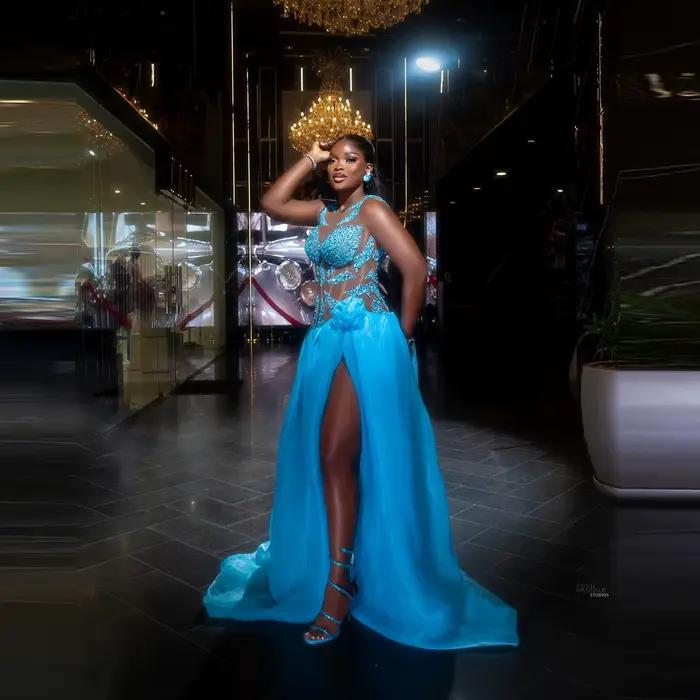 Jupe longue bleue de luxe à fente haute avec détail de taille florale