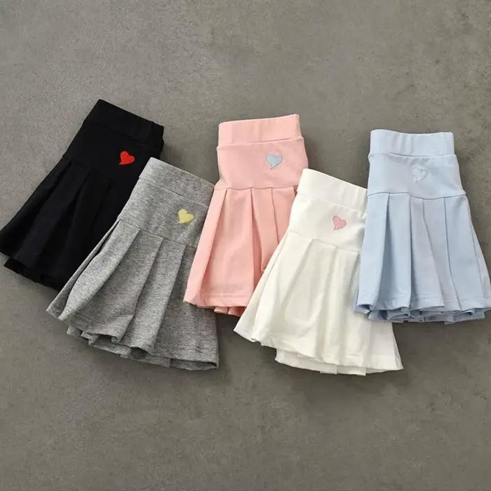 Jupe plissée pour filles, imprimé cœur, mignonne, douce, couleur unie, vêtements d'extérieur pour enfants, jupe courte Simple et décontractée avec pantalon de sécurité
