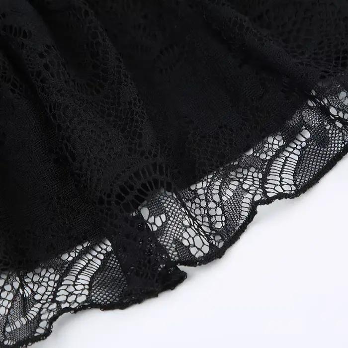 Mini-jupe noire à volants avec bordure en dentelle et nœud en ruban