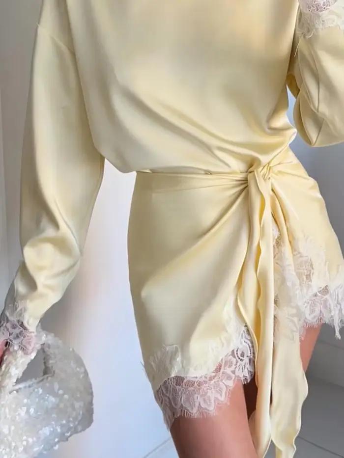 Robe Courte Unie à Manches Longues en Satin avec Dentelle