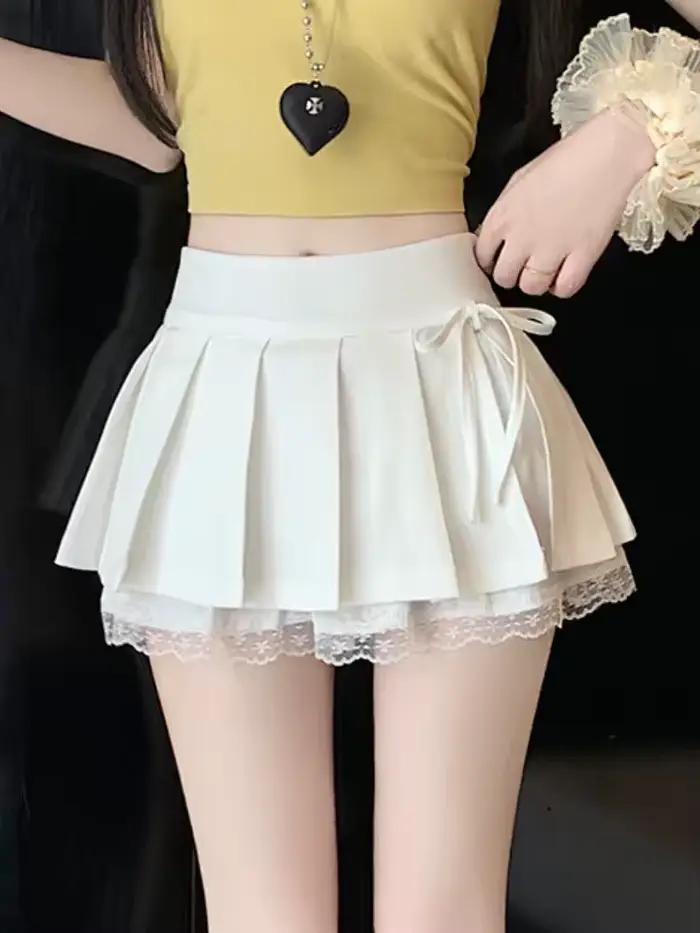 Jupe-short plissée avec dentelle intégrée - Mini-jupe taille haute élégante avec nœud et fente