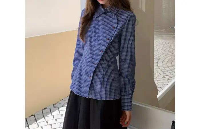 Ensemble jupe noire basique polyvalente mi-longue et chemise à carreaux bleus style collège