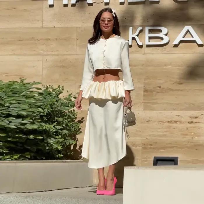 Jupe midi élégante et luxueuse en satin crème pour femme