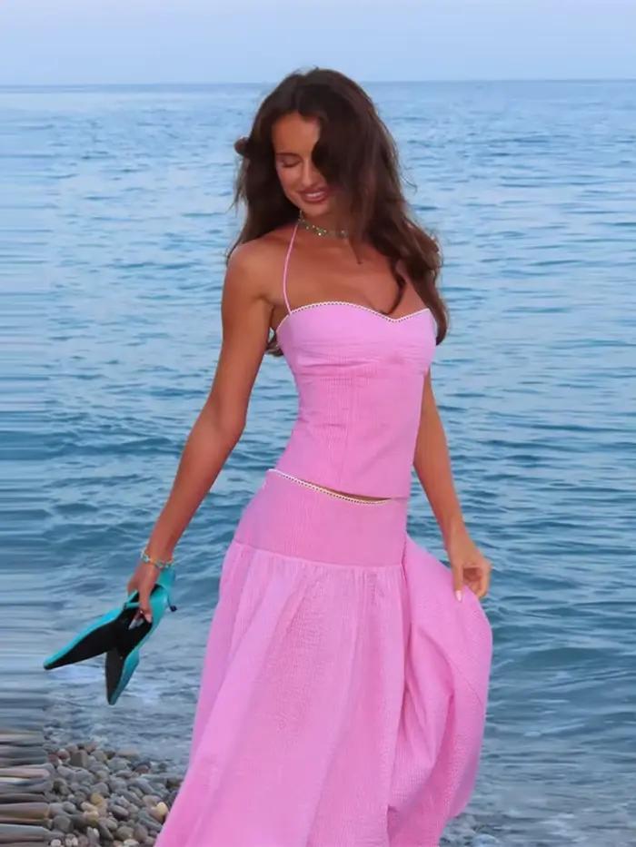 Ensemble jupe et haut contrastant pour femme, style mode, avec haut sans manches dos nu à bretelles et jupe trapèze, collection été 2026