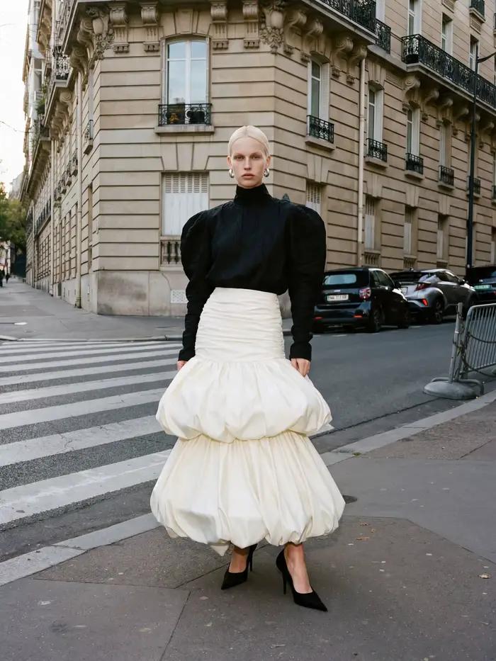 Jupe midi élégante beige à volants