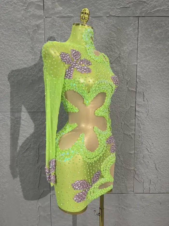 Mini-jupe verte décorée de paillettes