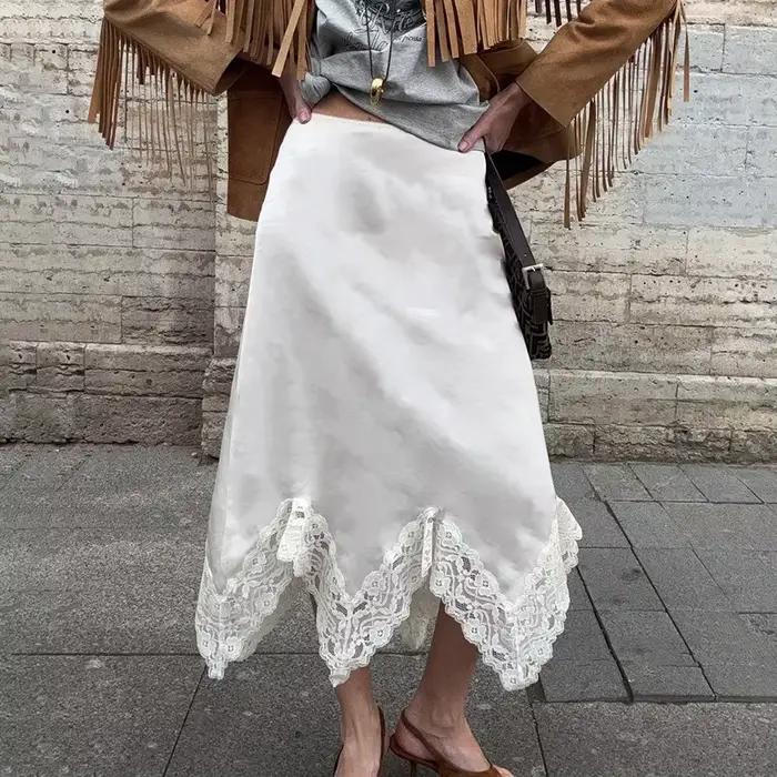 Jupe trapèze en Satin avec ourlet en dentelle