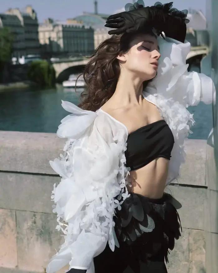 Jupe longue noire taille haute avec ceinture en mousseline 3D et panneau en maille transparente