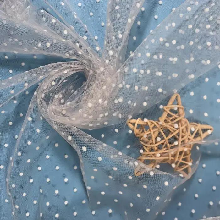 Tissu en tulle floqué à pois