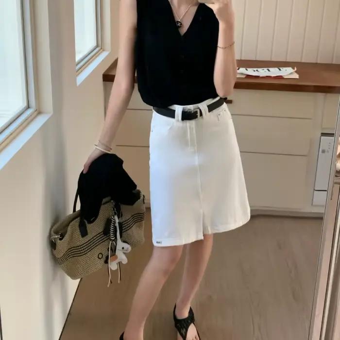 Mini-jupe en jean délavé blanc cassé pour femme avec ceinture