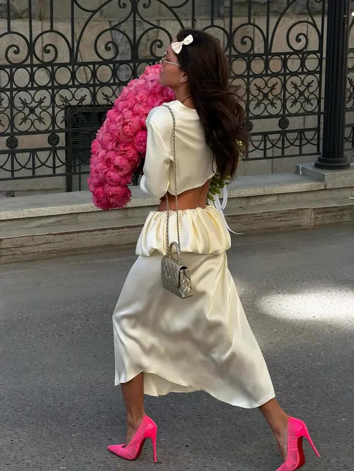 Jupe midi élégante et luxueuse en satin crème pour femme