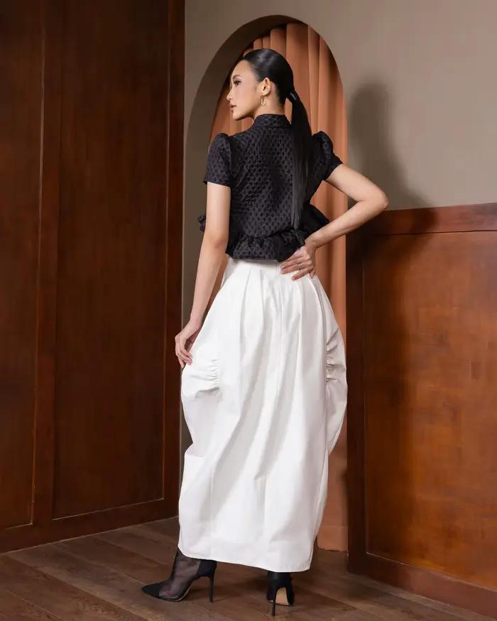 Jupe midi blanche taille haute tulipe asymétrique froncée à ourlet ballon pour femme avec poches