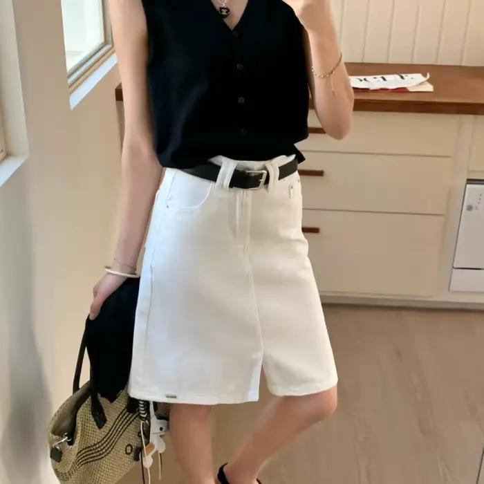 Mini-jupe en jean délavé blanc cassé pour femme avec ceinture