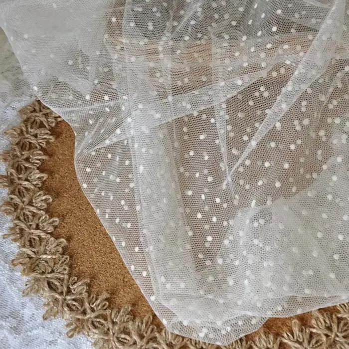 Tissu en tulle floqué à pois