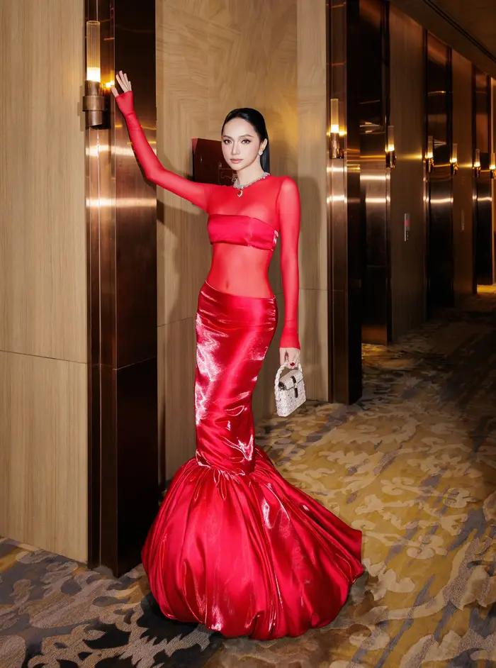 Jupe longue sirène rouge métallisé taille haute en satin brillant, coupe sirène, pour soirée, avec évasement volumineux, pour femme