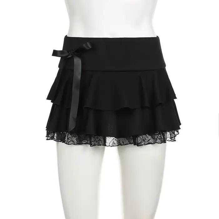 Mini-jupe noire à volants avec bordure en dentelle et nœud en ruban