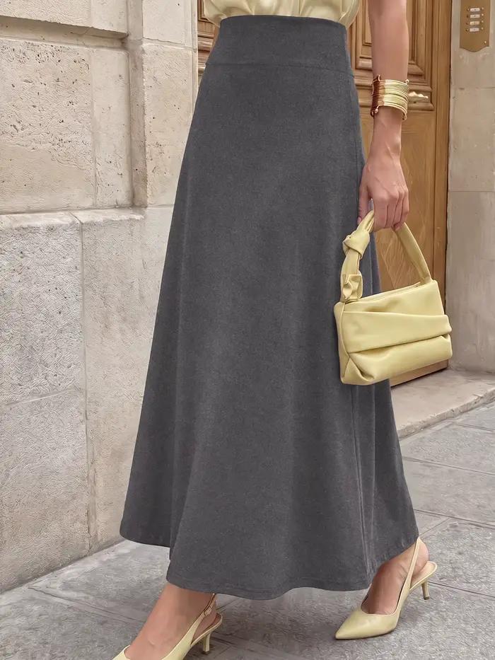 Jupe midi fluide et féminine, coupe simple et épurée, idéale pour les sorties romantiques et les loisirs de quartier