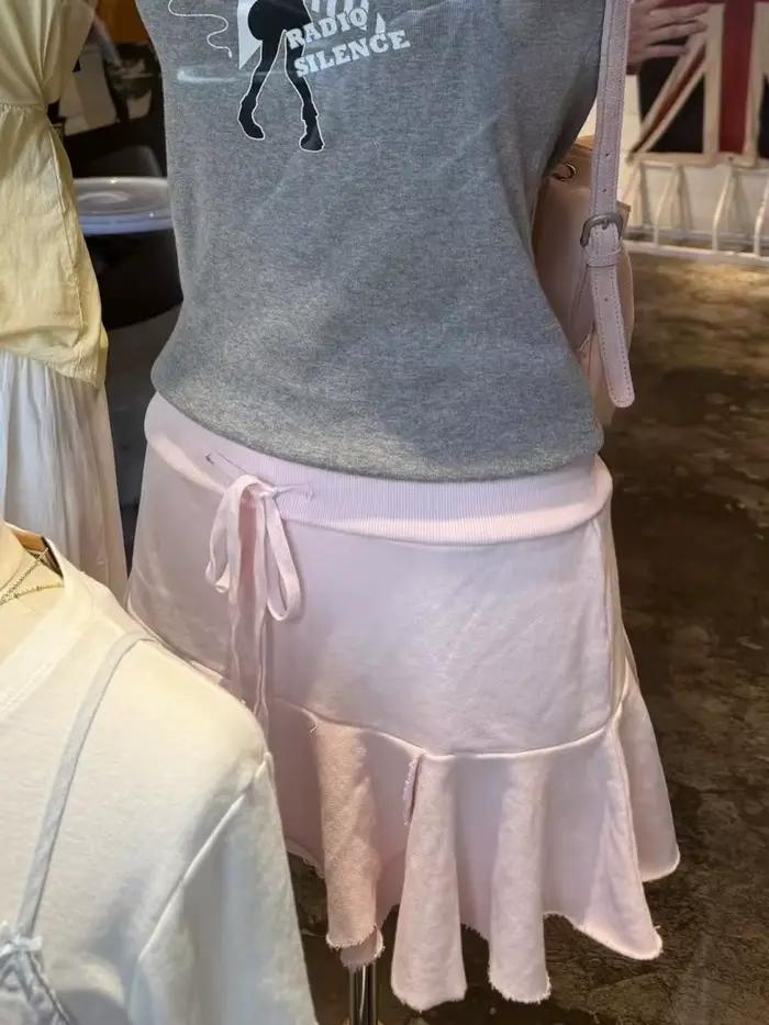 Mini-jupes roses à volants pour femme
