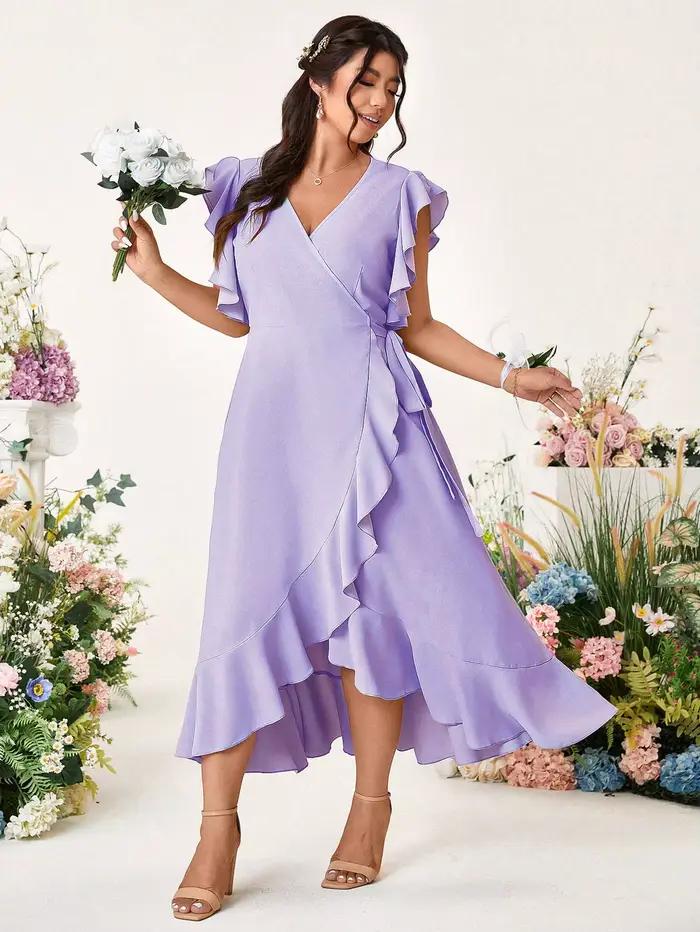 Robe midi élégante lavande à col en V et à encolure croisée – Manches à volants et ourlet asymétrique pour demoiselle d'honneur ou soirée cocktail