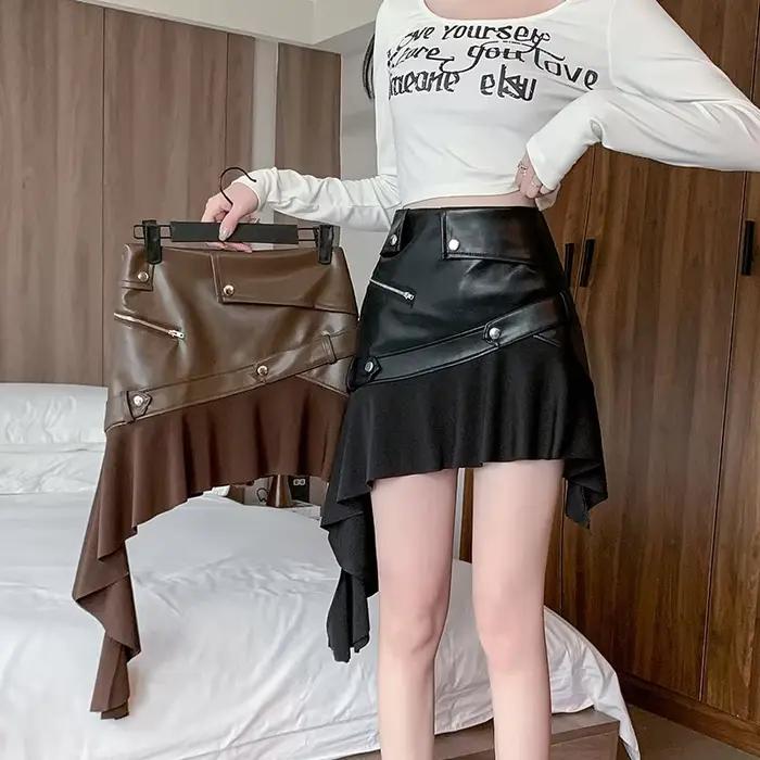 Mini-jupe en cuir asymétrique noire pour femme avec détails en métal