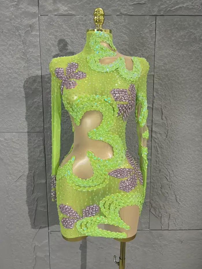 Mini-jupe verte décorée de paillettes