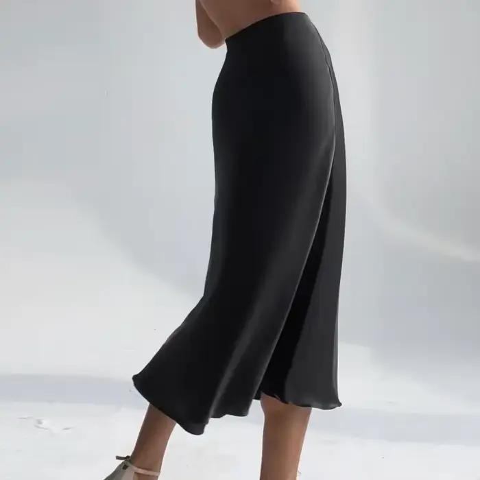 Jupe mi-longue en tissu soyeux de haute qualité