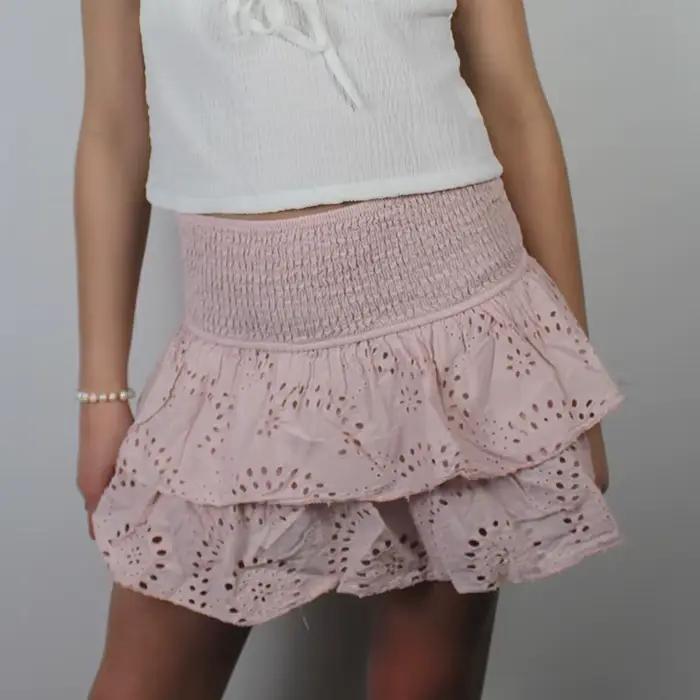 Mini jupe plissée à volants superposés à œillets jacquard pour femmes