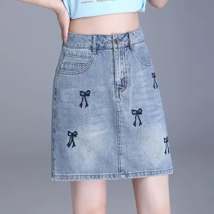 Mini jupe courte en jean brodée