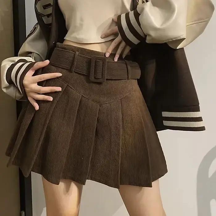 Jupe plissée avec ceinture en cordon