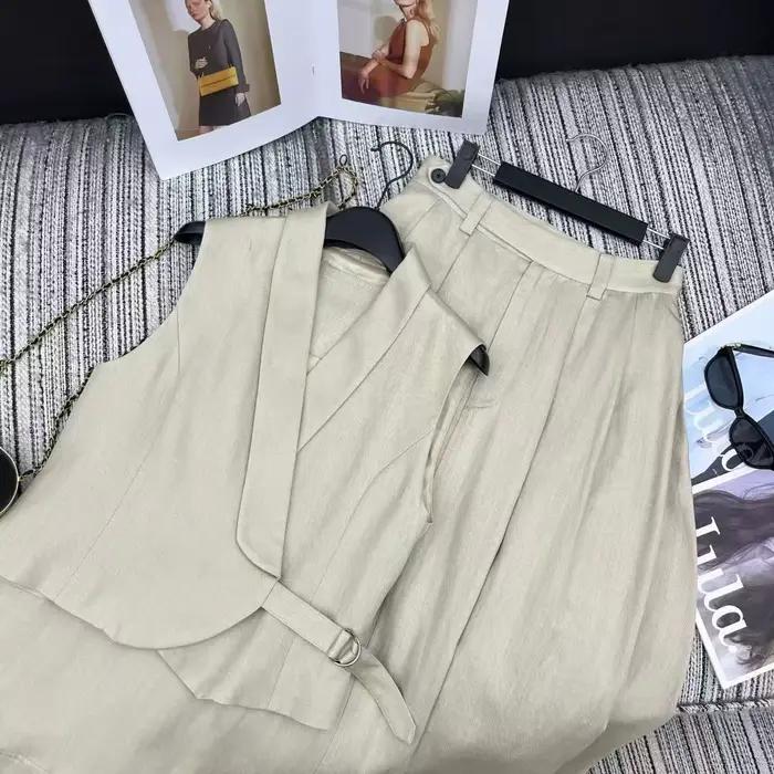Ensemble élégant deux pièces : gilet sans manches en lin et jupe longue