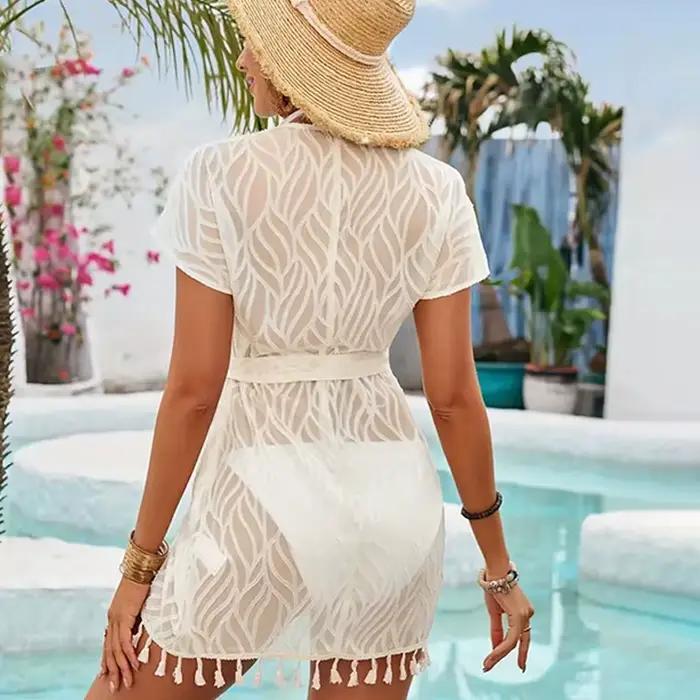 Robe de plage blanche en dentelle