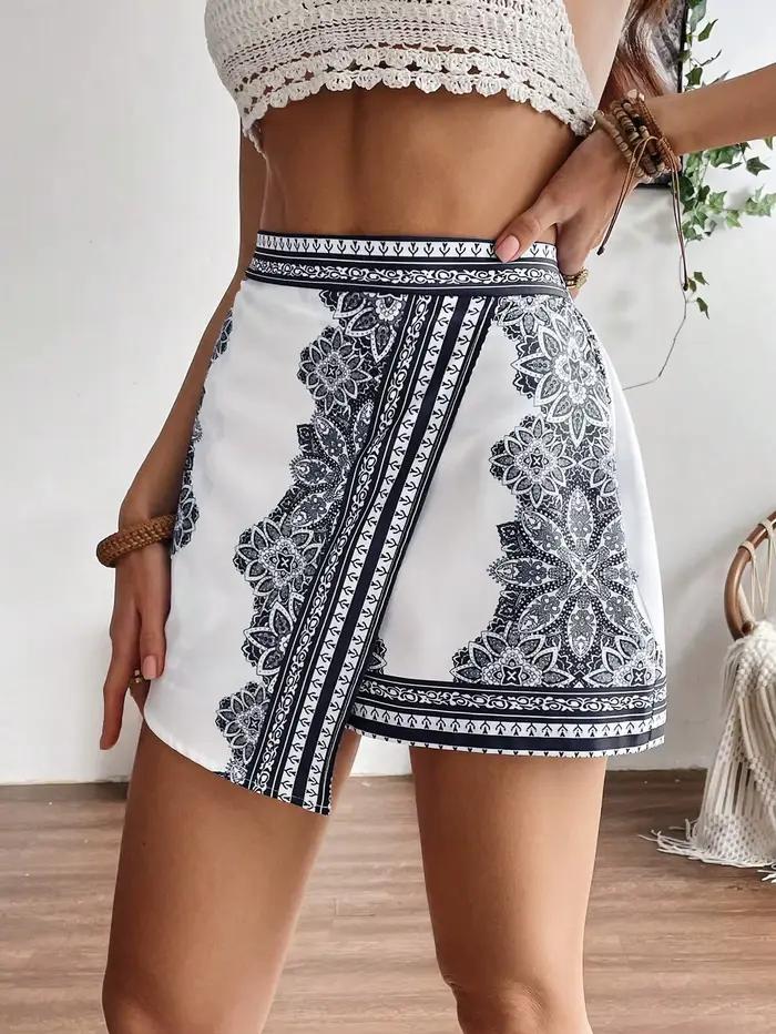 Jupe-short taille haute imprimée bandana style bohème pour femme - Short décontracté à ourlet asymétrique et devant croisé pour les vacances à la plage et le quotidien estival