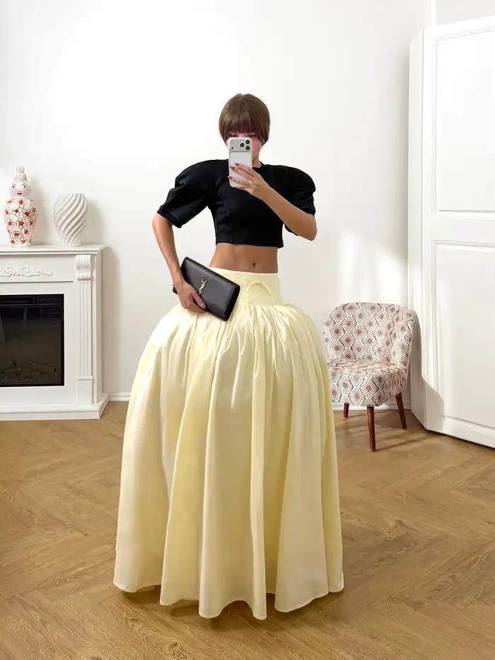 Jupe longue en satin jaune pâle pour femme