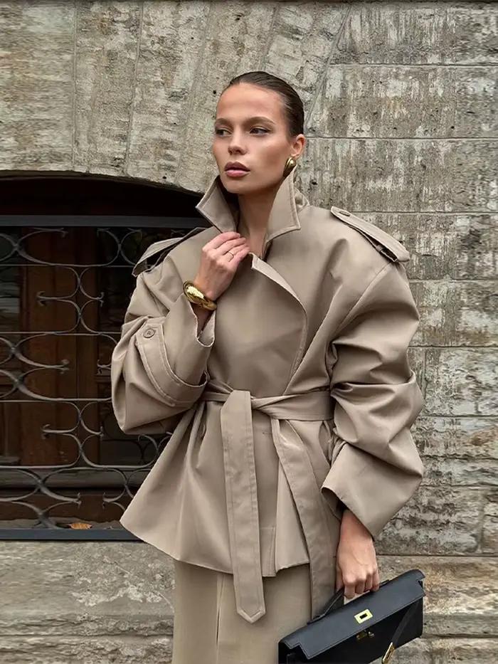 Trench court à lacets pour femmes
