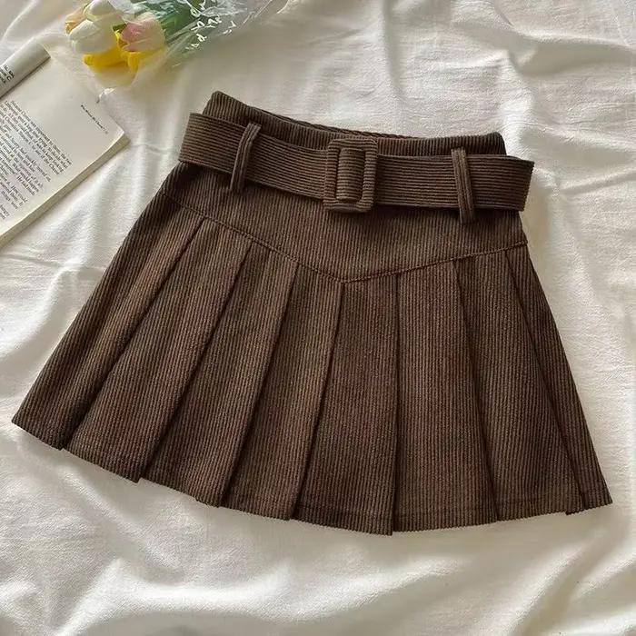 Jupe plissée avec ceinture en cordon