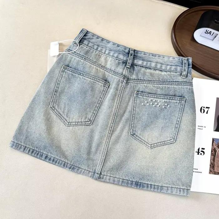 Mini-jupe en jean ornée de perles et strass pour femme
