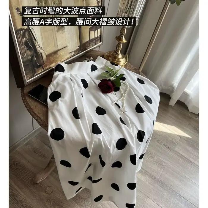 Jupe à pois et haut à manches bulles
