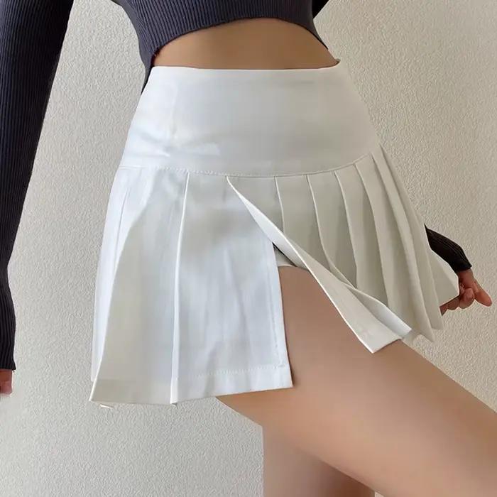 Mini jupe plissée avec fente latérale
