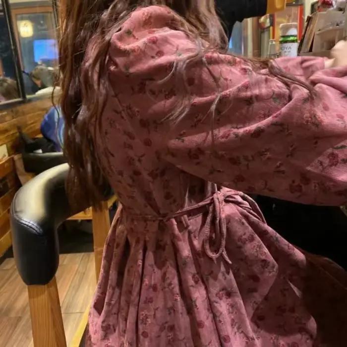 Robe à fleurs en velours côtelé