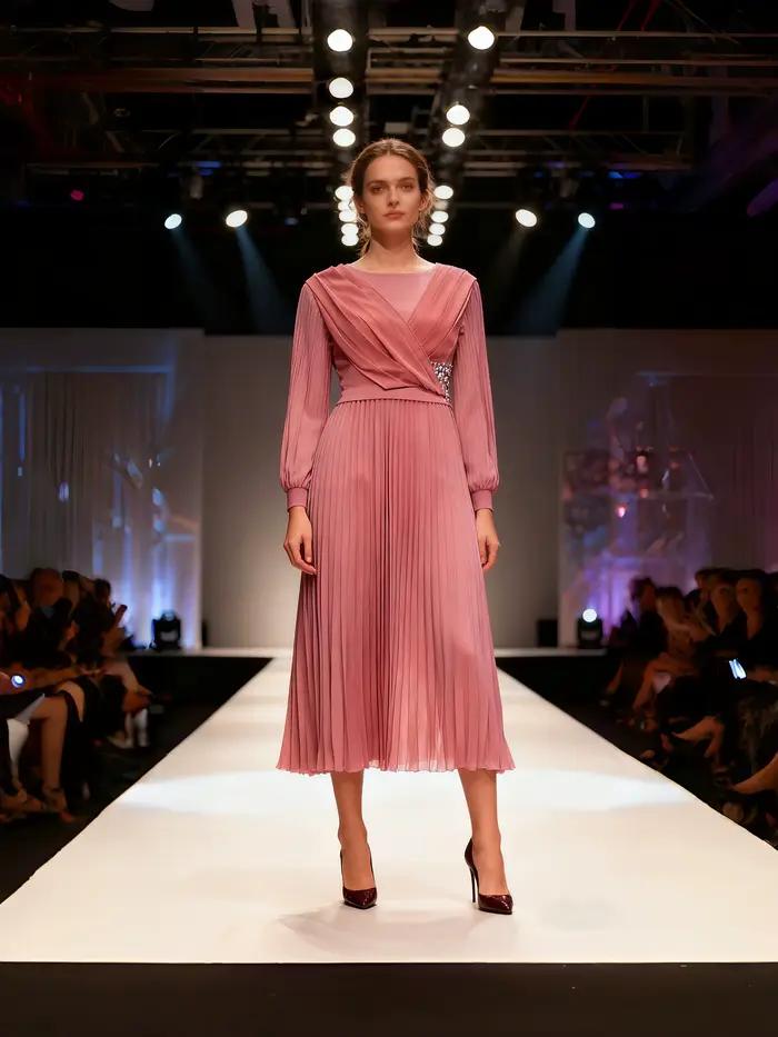 Robe plissée pour femmes – Strass rose poussiéreux orné, robe élégante pour dames, tendance de la piste 2025, vêtements de soirée pour cocktail