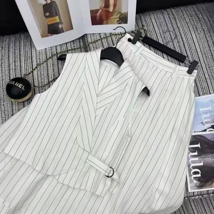 Ensemble élégant deux pièces : gilet sans manches en lin et jupe longue